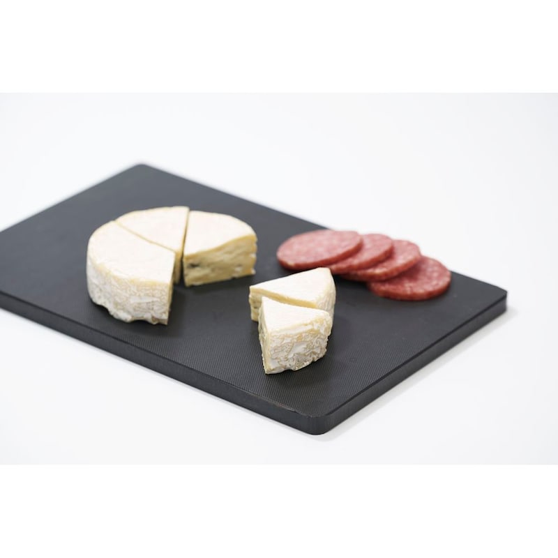 Ita short　チーズやサラミ、肉料理などをカットしてそのまま卓上までサーブ