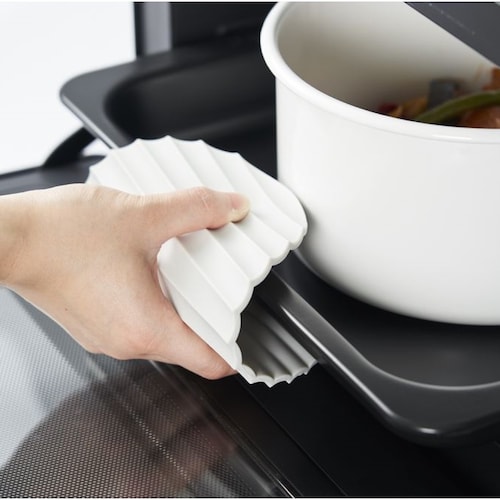 鍋つかみに、鍋敷きに、あれば便利なシリコーンマット「Nami」