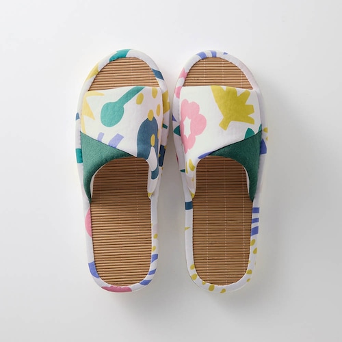 夏の色遊びを楽しむ竹スリッパ