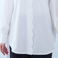 フロントはスカラップデザインで華やかな印象に