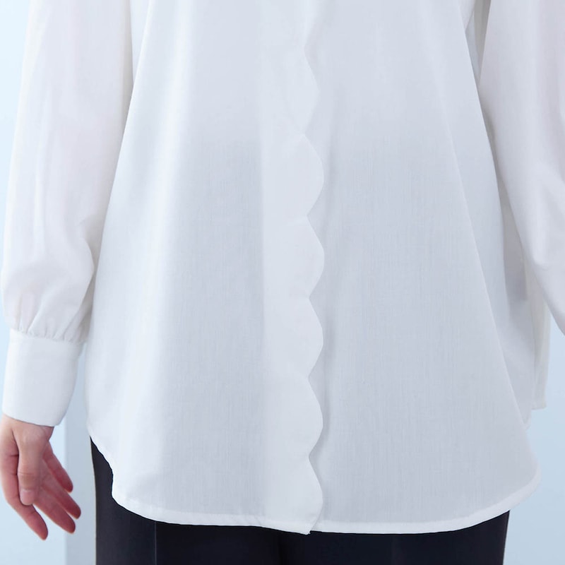 フロントはスカラップデザインで華やかな印象に