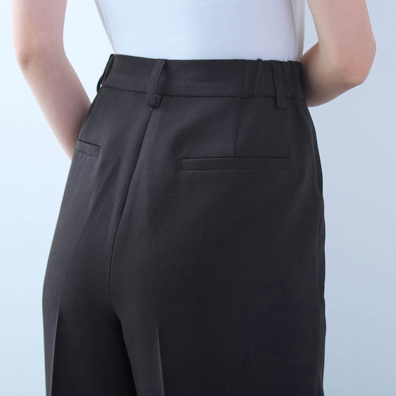 後ろポケットはフェイクデザインですっきり見え