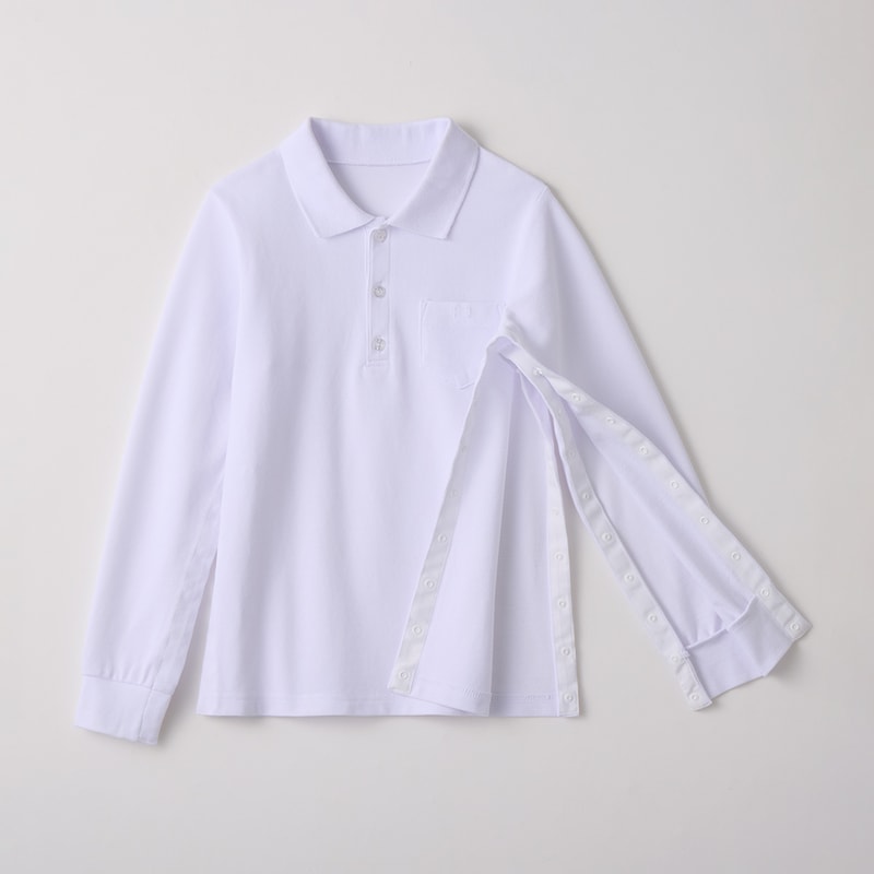 脇から袖にかけてスナップボタンで開きます