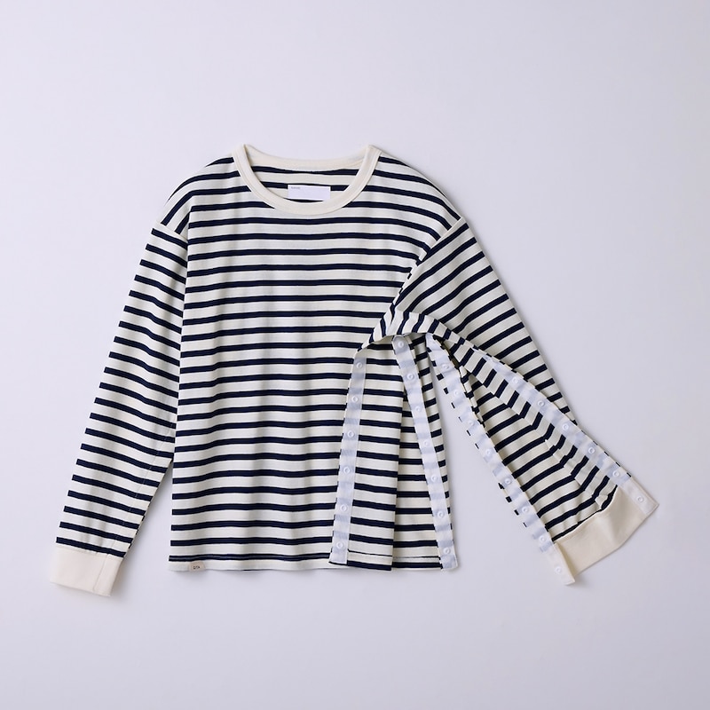 脇から袖にかけてスナップボタンで開きます