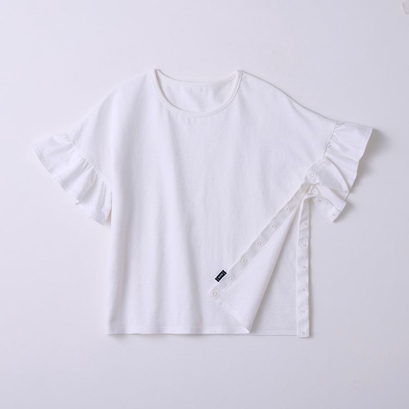 脇から袖にかけてスナップボタンで開きます