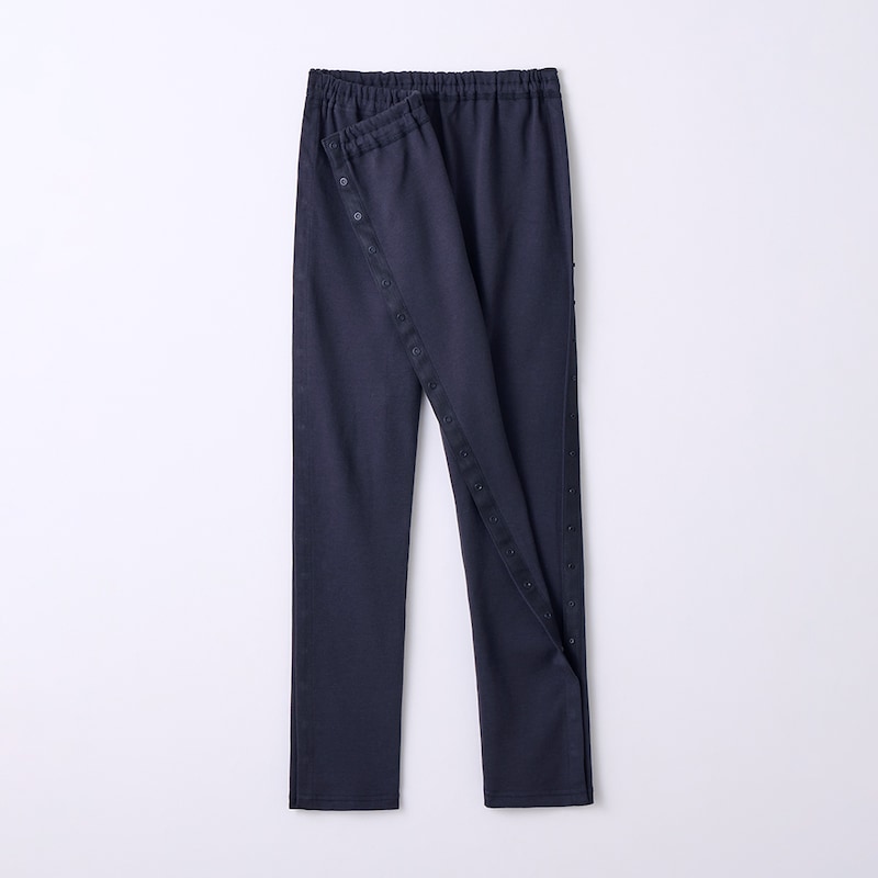 両脇がスナップボタンで開きます