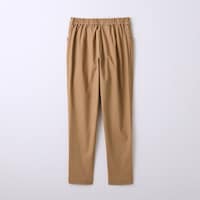 バックスタイルはあえてポケットをなくし、肌当たりをやさしく