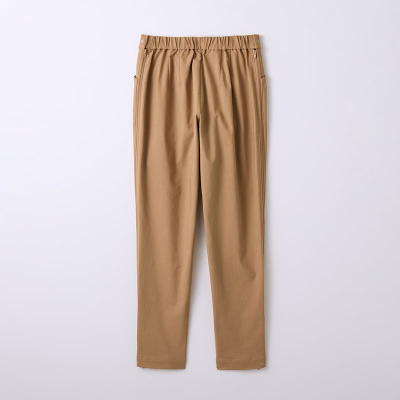 バックスタイルはあえてポケットをなくし、肌当たりをやさしく