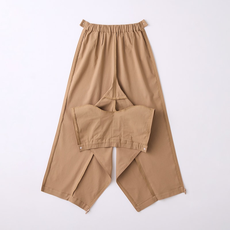 両脇ファスナーをすべて外した状態