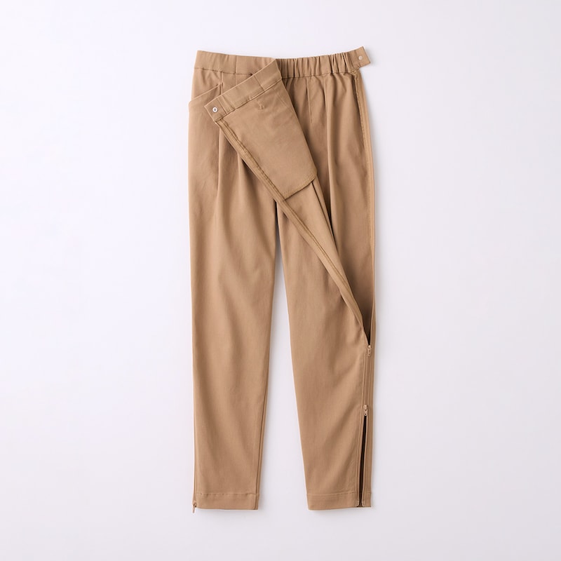 両脇がファスナーで開きます