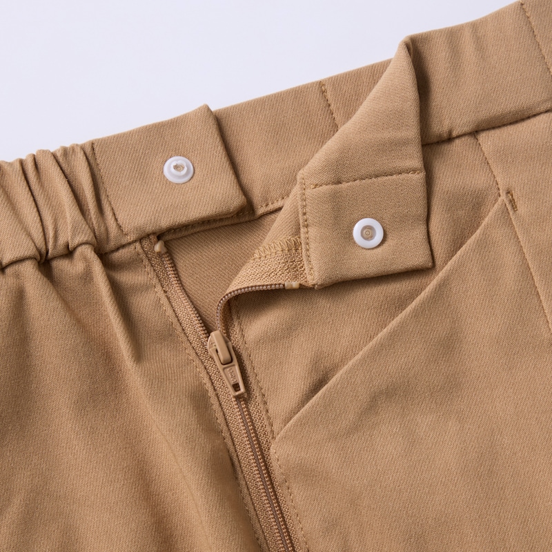 ファスナー上にはスナップボタンがあり開かない工夫