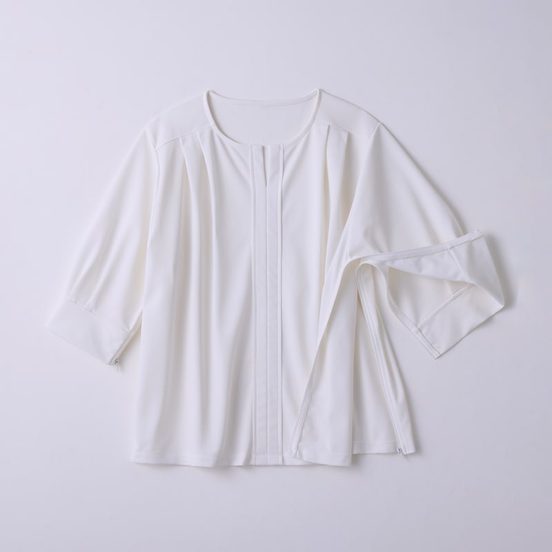 両脇がファスナーで開きます