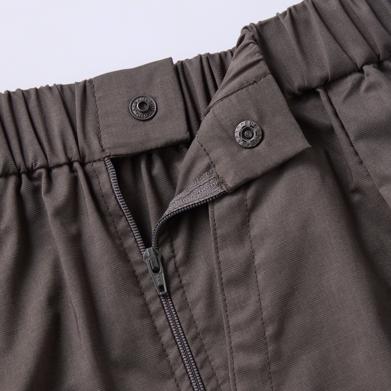 ファスナー上にはスナップボタンがあり開かない工夫