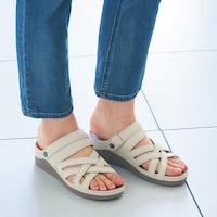 ベルトを可動させてサッと履けるミュールにも