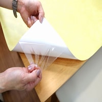 裏面は剥離シートを剥がすとズレにくい吸着加工付き