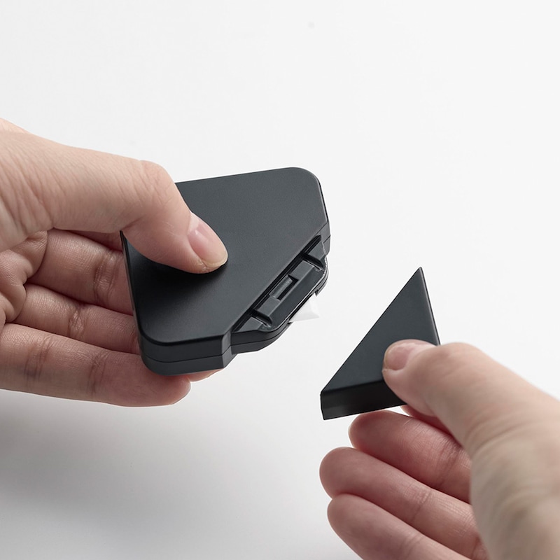 キャップはひねらずまっすぐ引いて、外して使用します