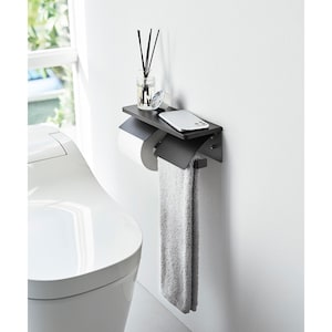 予備のトイレットペーパーを置ける2連タイプで、片側をタオル掛けにしても便利です