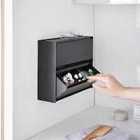 石こうボードピンで壁面に簡単に取り付け!浮かせて収納できるので衛生的　※本製品を2個使用