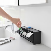 片手でサッと開閉し取り出せるフラップ式、分けて収納できる可動式の仕切りが3つ付属