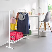 奥行きスリム設計でバッグをまとめて収納できるラック