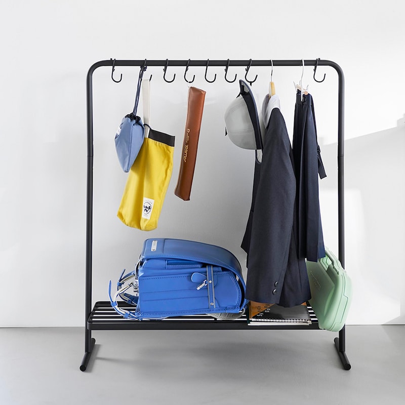 小物や学用品などを置ける棚付き