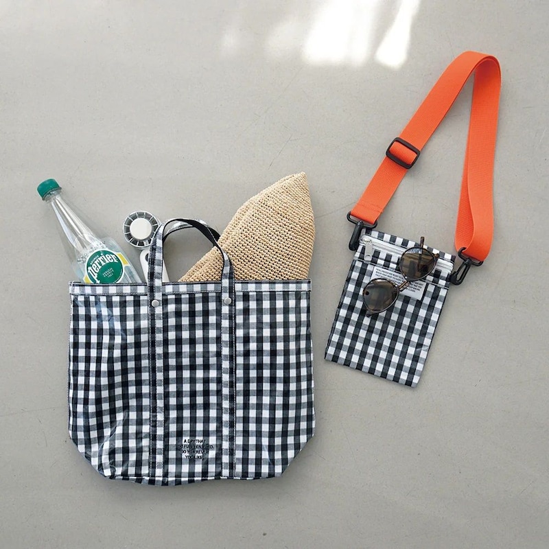 吊りポケットにショルダーベルトを付けるとサコッシュとしてもお使いいただけます