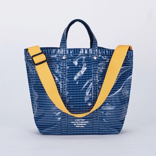 内ポケットがサコッシュになるラミネートトートバッグ （３WAY）