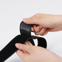 LUMICARE bodyのベルトは面ファスナーで簡単に着脱できます。