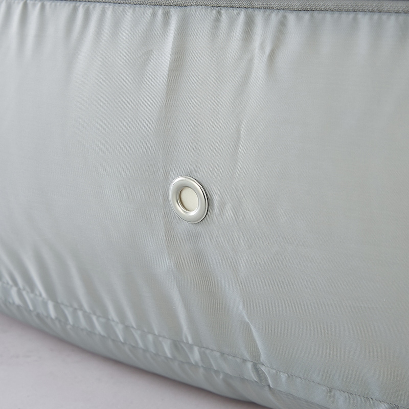 空気穴から空気を抜くことで布団をやさしく圧縮します