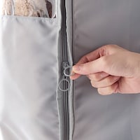ファスナーの引手は開閉しやすいリングタイプ