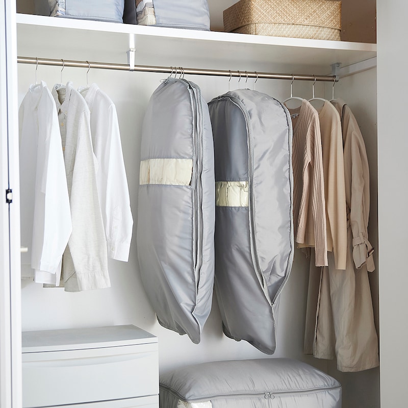 左：圧縮した状態　　右：圧縮前／クローゼット内で省スペースに収納できます