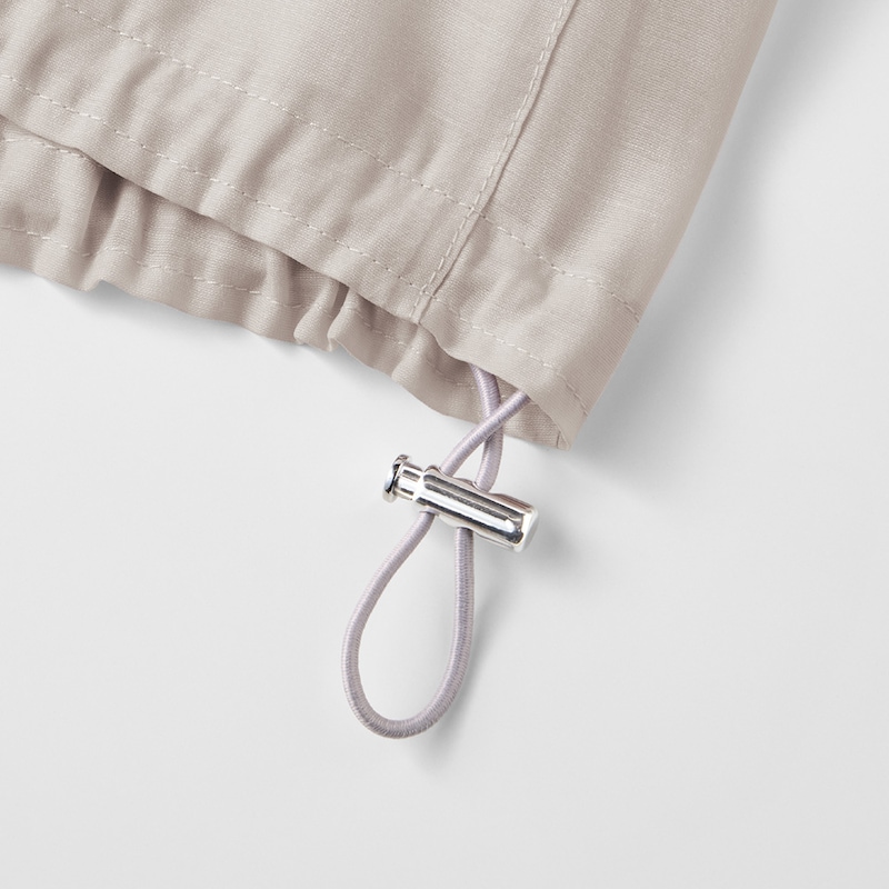 裾にドロストコード付き