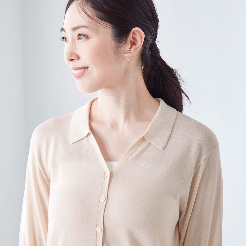 顔まわりがすっきり見えるスキッパーデザインのポロニット