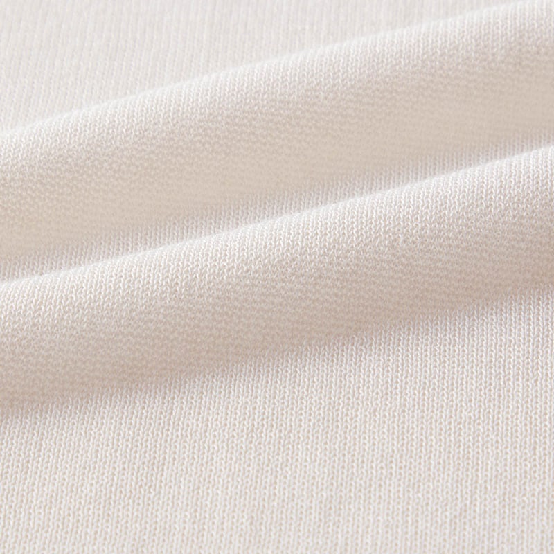 さらりとした肌ざわりのニット素材