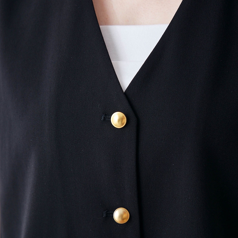 マットなゴールドカラーのボタンが華やかさを演出