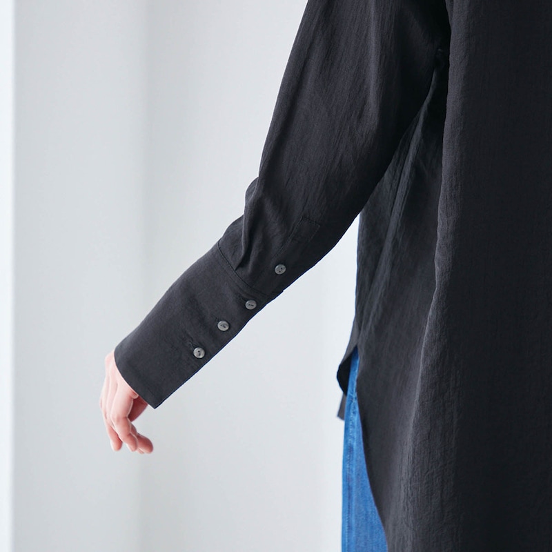 折り返して着ると表情が出るボタン付きの長めのカフス