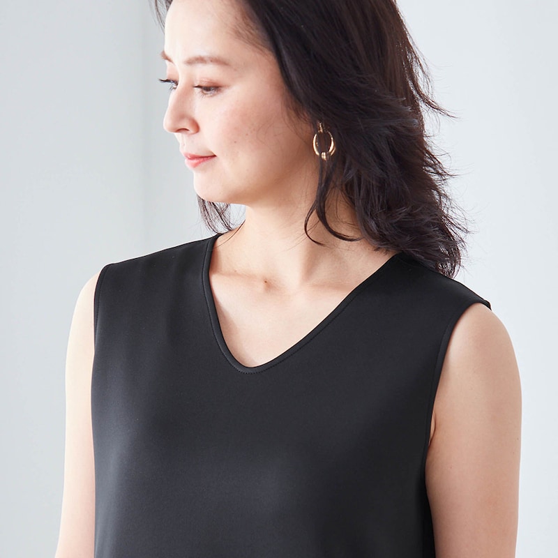 デコルテやフェイスラインをすっきり見せるV開き