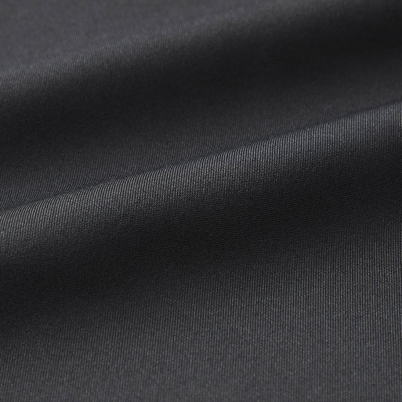 ジャージー素材の着心地の良さがありながら上品なツヤ感が大人にふさわしい高級感をプラス