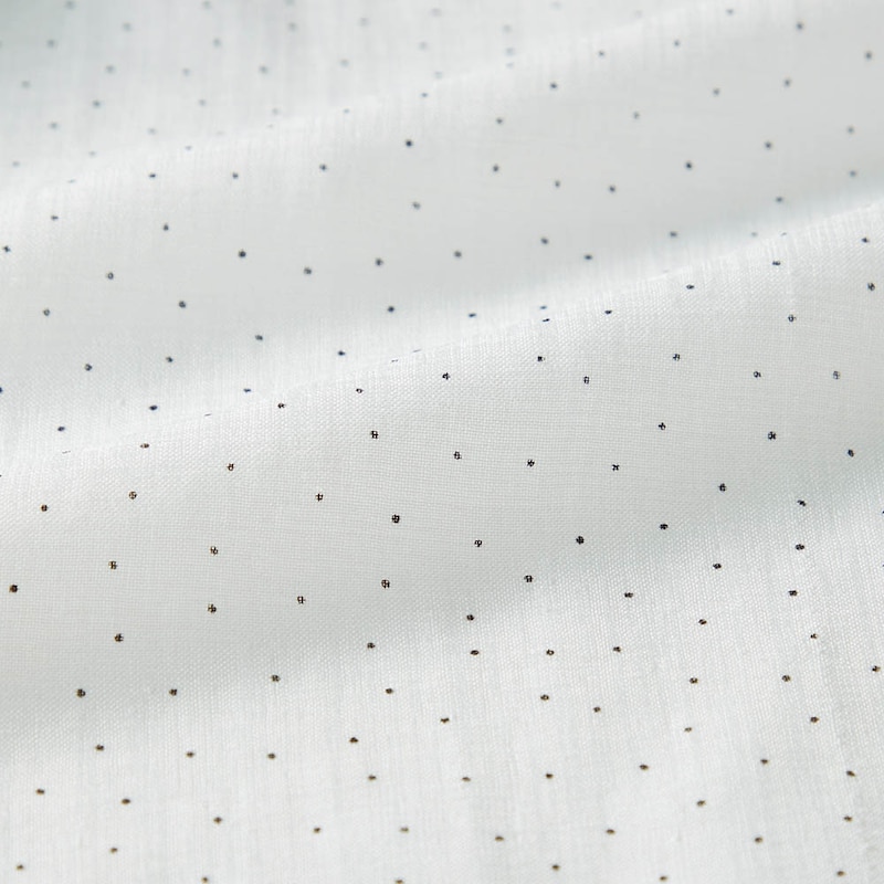 上品な透け感が女性らしい、軽くてさらりとした質感のシアー素材
