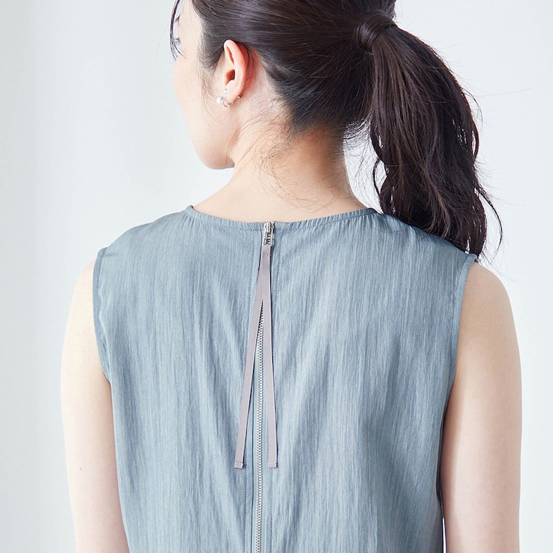 後ろファスナーは着脱しやすい長めのグログランテープ付き