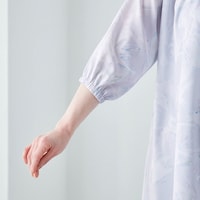 袖口ゴム仕様の七分袖で手首もすっきり見え