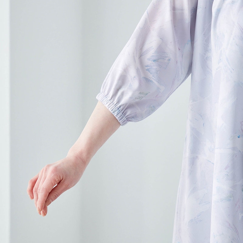 袖口ゴム仕様の七分袖で手首もすっきり見え