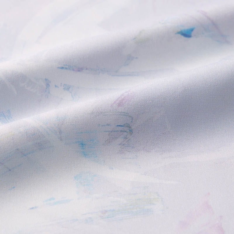 ほどよい透け感と落ち感のある素材