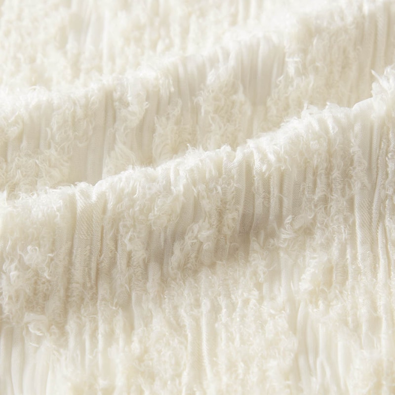 シアー感のあるレース調のジャカード生地にフラワー柄があしらわれた軽やかな素材