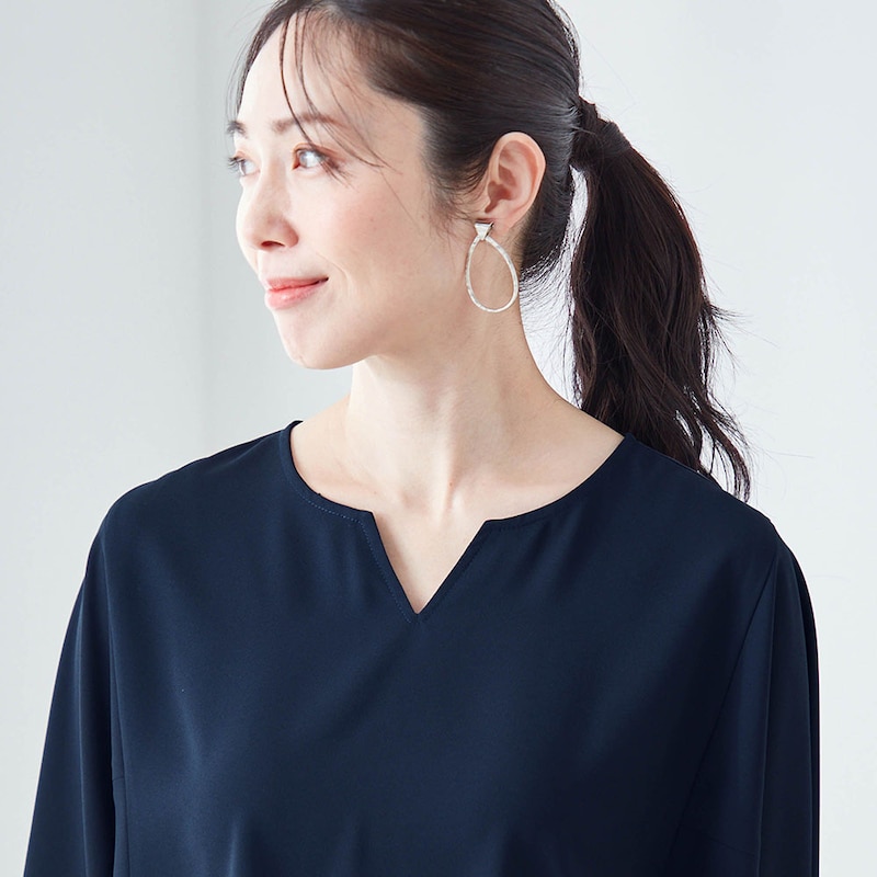 キーネックで首元すっきり＆小顔見せ