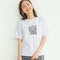 ゆったりシルエットの箔プリントＴシャツ
