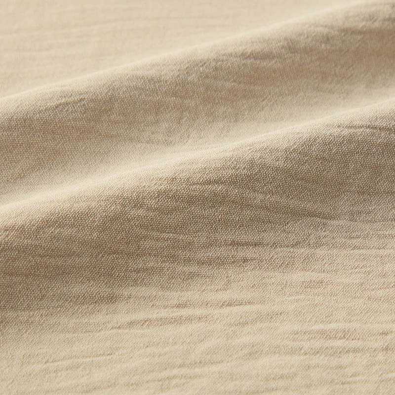 さらっとしていて肌離れがよく、落ち感があるので体のラインを拾いにくいとろみウェーブ素材