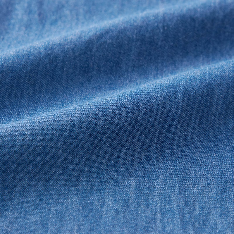 薄手で軽やかなデニム素材