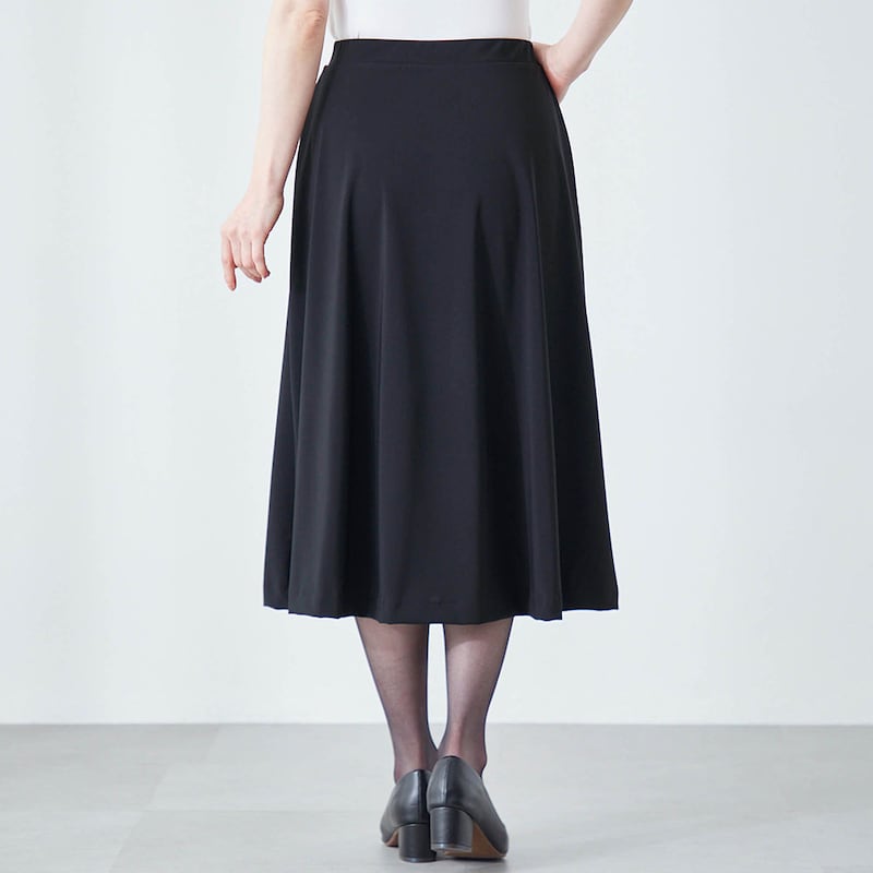 モデル身長167cm／M ※写真は撮影用のため総丈+3cmになります。