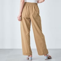 モデル身長164cm／M ※写真は撮影用のため股下+3cmになります。